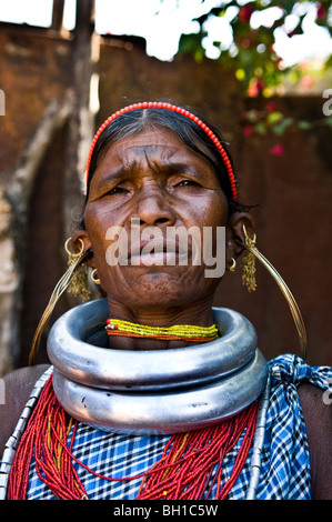 Une femme portant Gadaba cou traditionnel bagues et boucles d'oreilles. Banque D'Images