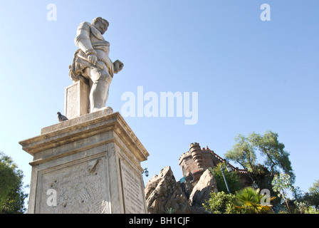 Statue de Don Pedro de Valdivia, est assis sur la colline Santa Lucia à Santiago, Chili Banque D'Images