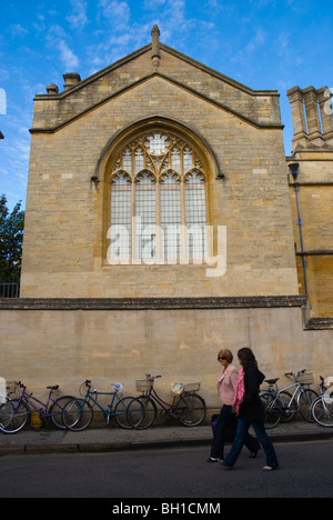 Deux femmes marchant à Oxford Angleterre Angleterre Europe Banque D'Images