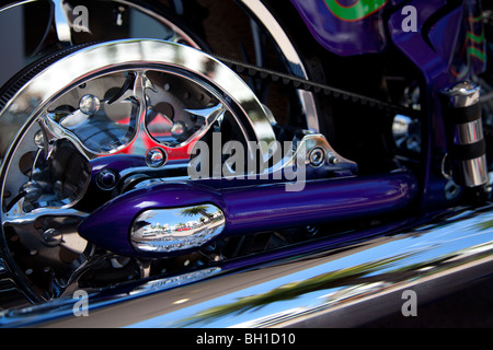 Zoom sur une roue arrière d'une moto Banque D'Images