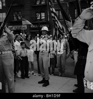 21 salut au canon. Les membres de l'American Legion et VFW et membres de l'honneur public America's fallen vétérans militaires en 1960 Banque D'Images