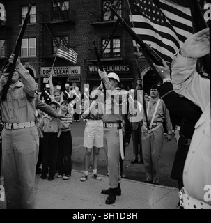21 salut au canon. Les membres de l'American Legion et VFW et membres de l'honneur public America's fallen vétérans militaires en 1960 Banque D'Images