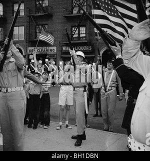 21 salut au canon. Les membres de l'American Legion et VFW et membres de l'honneur public America's fallen vétérans militaires en 1960 Banque D'Images