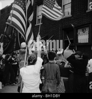 21 salut au canon. Les membres de l'American Legion et VFW et membres de l'honneur public America's fallen vétérans militaires en 1960 Banque D'Images