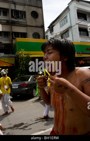 Le Festival Végétarien de Krabi, Thaïlande, implique un bloody street procession. Cet homme a coupé la langue. Banque D'Images