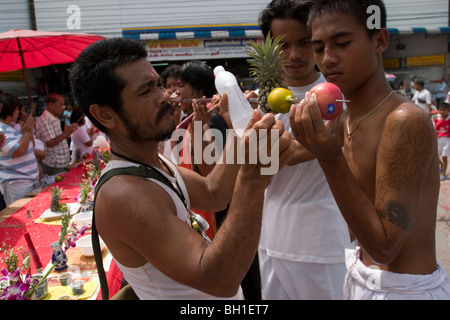 Le Festival Végétarien de Krabi, Thaïlande, implique un bloody street procession. Ce visage de l'homme est sur le point d'être percé. Banque D'Images