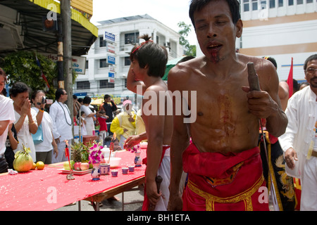 Le Festival Végétarien de Krabi, Thaïlande, implique un bloody street procession. Ce visage de l'homme a été coupé. Banque D'Images