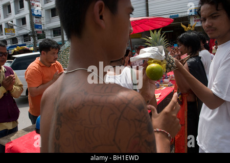 Le Festival Végétarien de Krabi, Thaïlande, implique un bloody street procession. Ce visage de l'homme est sur le point d'être percé. Banque D'Images