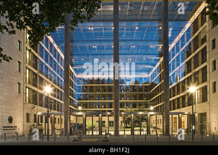 Voir à la vitre avant du ministère des Affaires étrangères dans la soirée, Berlin, Germany, Europe Banque D'Images