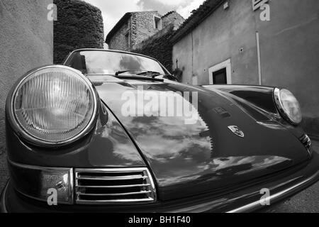 Close-up of vintage Porsche 911 dans la France rurale Banque D'Images