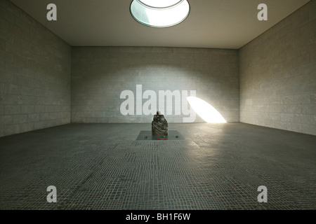 Sculpture dans une salle vide, Neue Wache, Berlin, Germany, Europe Banque D'Images