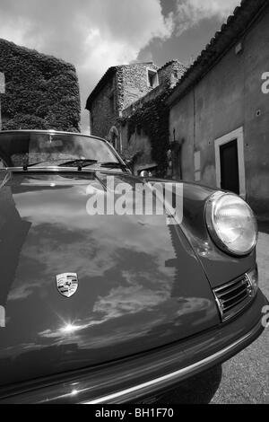 Close-up of vintage Porsche 911 dans la France rurale Banque D'Images