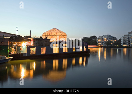 Ancrage péniches sur la rivière Spree dans la soirée, parc de Treptow, Berlin, Germany, Europe Banque D'Images