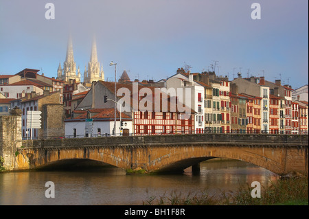 Pont sur la rivière Nive dans la lumière du matin, de la cathédrale et maisons à pans de bois en arrière-plan, le Chemin de Saint-Jacques de Compostelle, Roa Banque D'Images