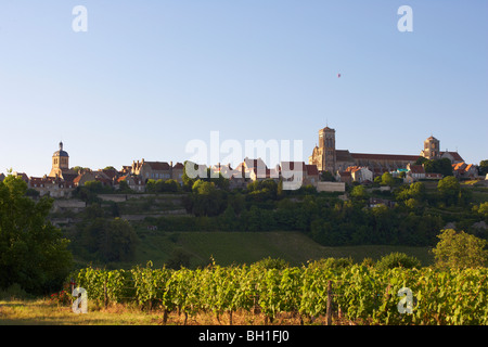 Vézelay avec St Marie Madeleine Basilique dans la soirée, le Chemin de Saint-Jacques de Compostelle, Chemins de Saint-Jacques, Via Lemovicensis, Vezela Banque D'Images