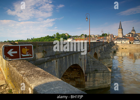 Vieille ville de La-Charité-sur-Loire, pont de pierre sur la Loire, l'Église et de l'ancien monastère Notre Dame dans l'arrière-plan, T Banque D'Images