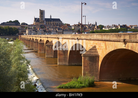 Pont sur le fleuve Loire, Saint Cyr et Sainte Julitte cathédrale en arrière-plan, le Chemin de Saint-Jacques de Compostelle, Chemins de Saint Jac Banque D'Images