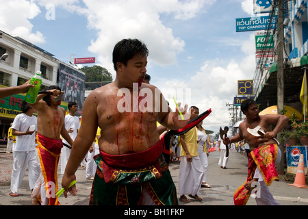 Le Festival Végétarien de Krabi, Thaïlande, implique une procession rue parfois sanglantes. Cet homme s'est coupé avec des baguettes. Banque D'Images