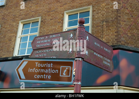 Panneau routier le long de High Street à Newmarket Suffolk Angleterre Angleterre Europe Banque D'Images