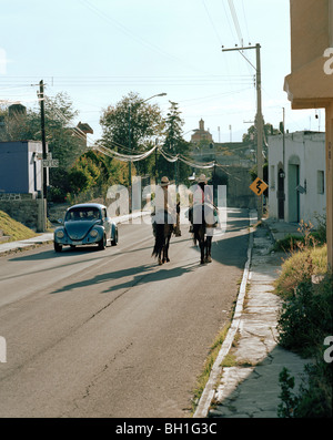 Deux cavaliers sur la route de campagne à Amaxac, Tlaxcala, Mexique, Amérique du Nord de la province Banque D'Images