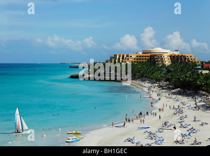 Les gens à la plage, en arrière-plan l'Hôtel Melia Varadero, Varadero, Matanzas, Cuba, Antilles Banque D'Images