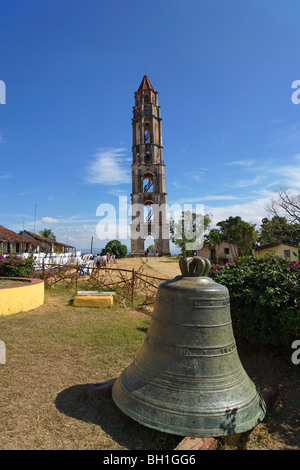 La tour à Manaca Iznaga estate, Bell en premier plan, Valle de los Ingenios, Trinidad, Sancti Spiritus, Cuba, Antilles Banque D'Images