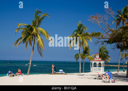 Pavillon à plage de sable, Guardalavaca, Holguin, Cuba, Antilles Banque D'Images