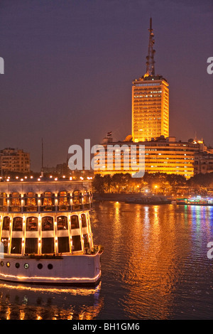 Allumé en bateau sur le Nil, en face de l'immeuble du centre de la télévision égyptienne, Le Caire, Egypte, Afrique Banque D'Images