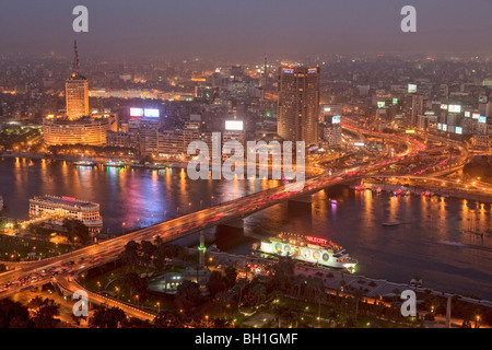 Voir le Nil et au quartier de Zamalek sur l'île de Gezira dans la soirée, Le Caire, Egypte, Afrique du Sud Banque D'Images