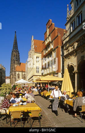 Cafés à Prinzipal marché, église St Lambertus, Muenster, en Rhénanie du Nord-Westphalie, Allemagne Banque D'Images