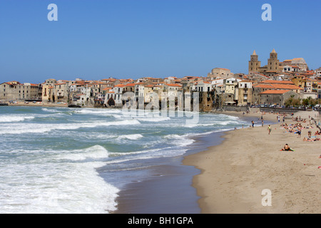 Voir à la plage et la ville Cefalu au bord de l'eau, Sicile, Italie, Europe Banque D'Images