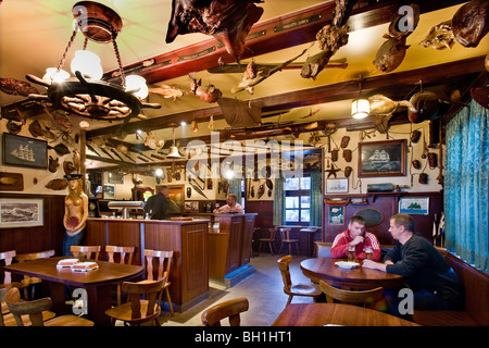 Invités dans un vieux fishermens bar, Wyk, Foehr island, au nord de l'archipel Frison, Schleswig-Holstein, Allemagne Banque D'Images