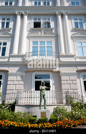 STATUE DE HERBERT VON KARAJAN DEVANT SA MAISON D'ENFANCE À ELISABETHKAI , Salzbourg, Autriche Banque D'Images