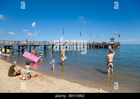 Les gens à la plage, Wyk, Foehr island, au nord de l'archipel Frison, Schleswig-Holstein, Allemagne Banque D'Images