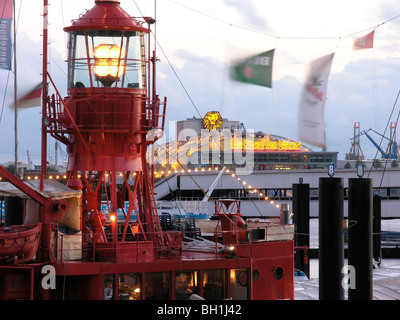 Bateau-phare et le Théâtre Musical Le Roi Lion dans le port, ville hanséatique de Hambourg, Allemagne Banque D'Images