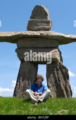 Reinhold Messner en face d'une sculpture en pierre, de l'alpiniste extrême et l'auteur, MMM, Messner Mountain Museum, le Tyrol du Sud, Italie Banque D'Images