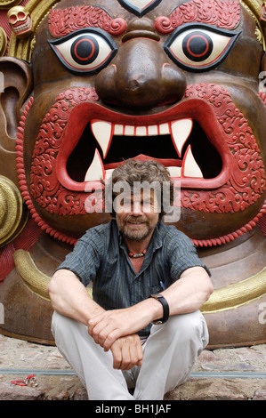 Reinhold Messner assis en face d'une sculpture, de l'alpiniste extrême et l'auteur, MMM, Messner Mountain Museum, le Tyrol du Sud, ita Banque D'Images