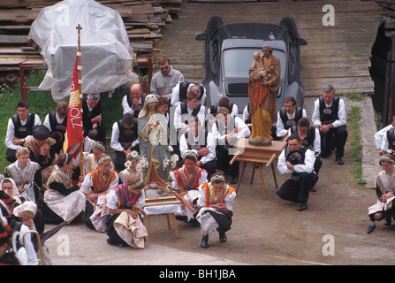 Procession du Corpus Christi à travers, Sarntal Personnes en costume traditionnel de prier Saint Joseph et Saint Mary, le Tyrol du Sud, ita Banque D'Images