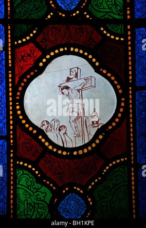 Inachevé brut vitrail représentant la Crucifixion, St Michael's Church, Cornwall, de Caerhays Banque D'Images