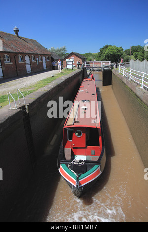 Un grand classique, loués à l'entreprise de Alvechurch à Bunbury colimaçon écluses sur le canal de Shropshire Union Banque D'Images