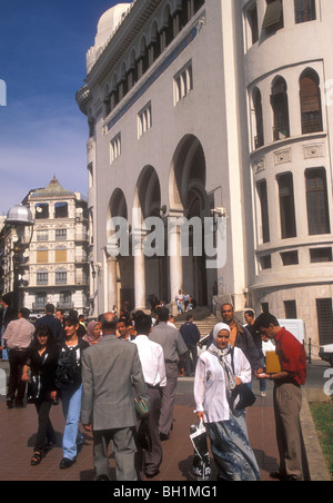 Piétons passant le bureau de poste central à Alger, 1999 Banque D'Images