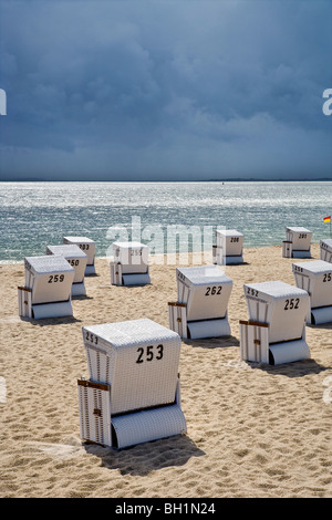 Chaises de plage et les nuages, Hoernum, l'île de Sylt, au nord de l'archipel Frison, Schleswig-Holstein, Allemagne Banque D'Images