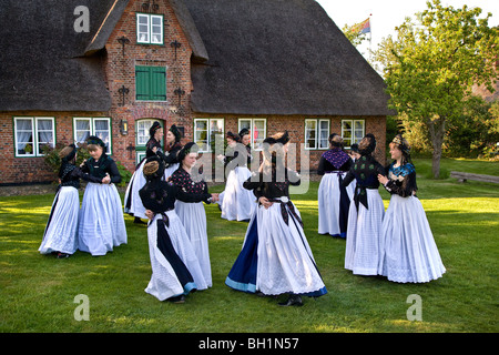 Groupe de danse en costumes traditionnels, Nebel, Amrum Island, au nord de l'archipel Frison, Schleswig-Holstein, Allemagne Banque D'Images