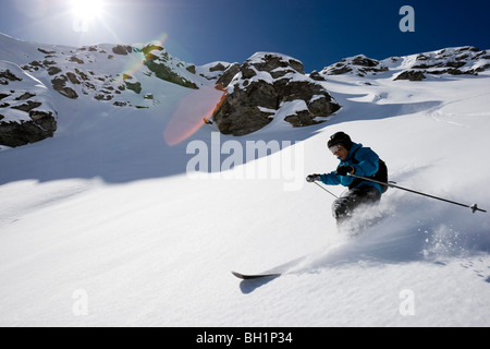 Domaine de Freeride, Zinal, un jeune homme avec les skis de télémark fait de grands tours en poudreuse, canton du Valais, Valais, Suisse, un Banque D'Images