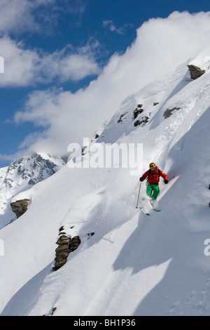 Zinal, Le Domaine de freeride, un jeune homme, un freerider ski sur une pente pente en poudreuse, Valais, Suisse, Alpes, M. Banque D'Images