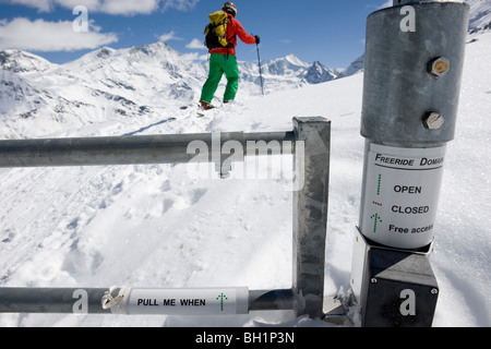 Domaine de Freeride, Zinal, un jeune homme en skis passe un portail de sécurité avalanche, canton du Valais, Valais, Suisse, Alpes, M. Banque D'Images