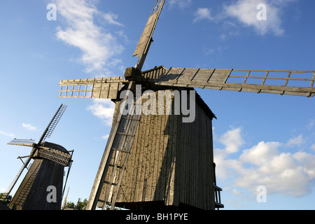 Deux moulins à vent en Angla sur l'île de Saaremaa, l'Estonie Banque D'Images