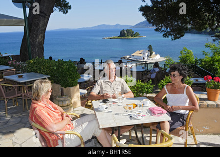 Des gens assis sur la terrasse du café Kanoni, Corfou, îles Ioniennes, Grèce Banque D'Images