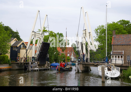 Un bateau à voile sur la rivière Vecht conduisant au-delà d'un pont à bascule, Pays-Bas, Europe Banque D'Images