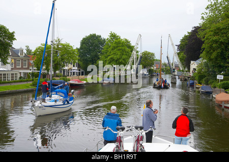 Bateaux à voile sur la rivière Vecht conduisant au-delà d'un pont à bascule, Pays-Bas, Europe Banque D'Images